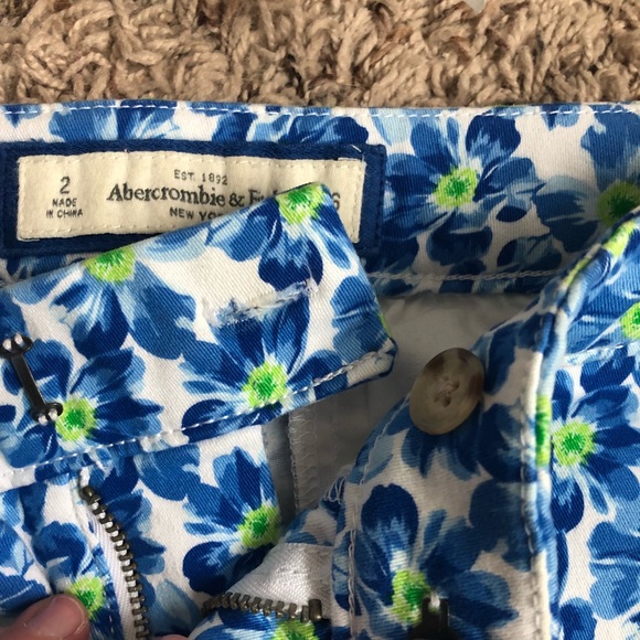 ❌DONATING SOON Abercrombie•Floral Shorts - Picture 4 of 8